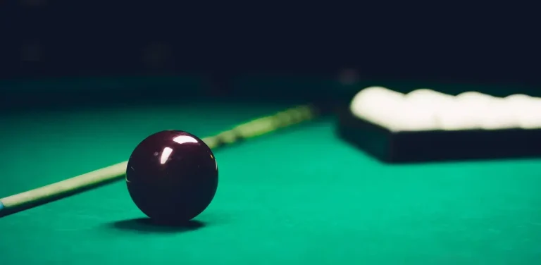 Кий і кулі на столі для гри в піраміду більярд Харків, клуб «Охота»