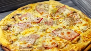 З шинкою та грибами