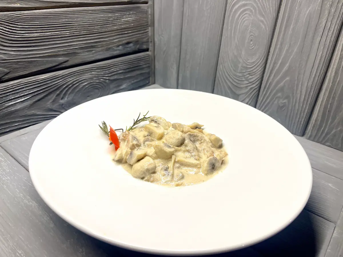 Свинина з печерицями у вершках