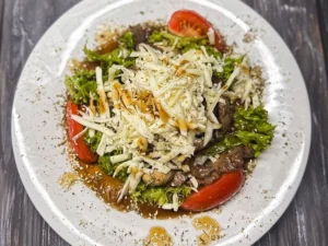 Теплий салат із телятиною